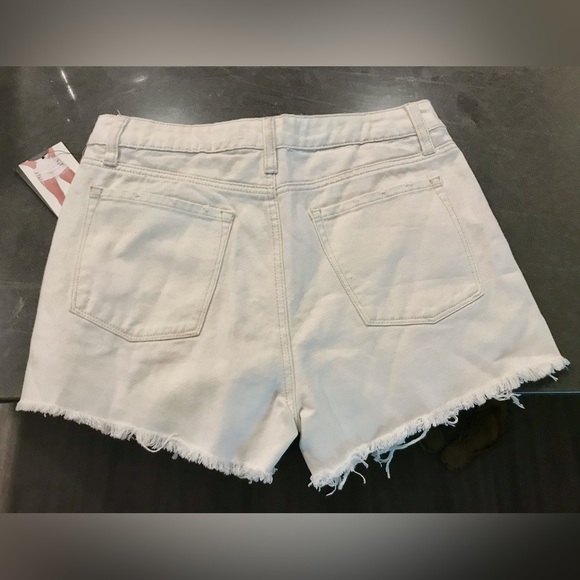 HKR Collection White Jean Shorts Flowers on Pockets - Picture 2 of 4